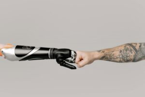 roboticka ruka a ruka cloveka signalizuju spolopracu